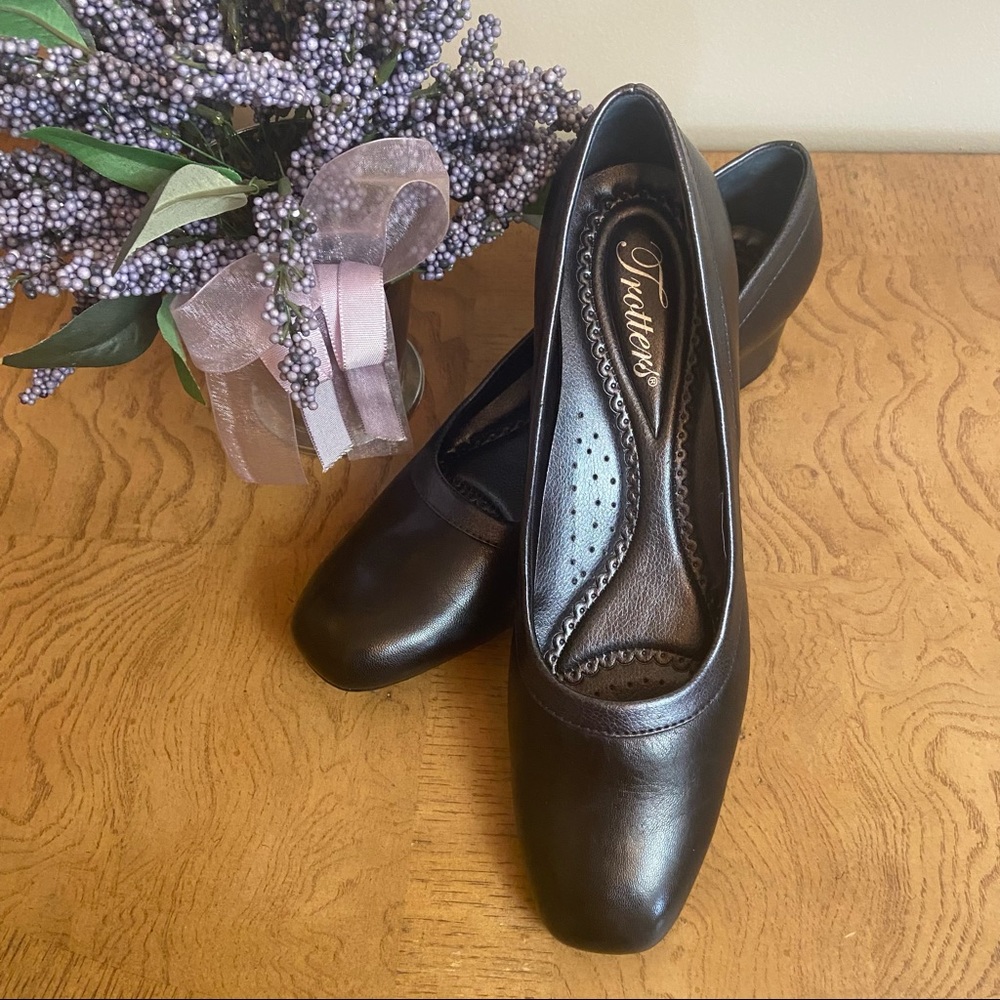 Trotters Dora Leather Pumps Low Block Heel Black Pewter Shoe sz 8 SS Super Slim